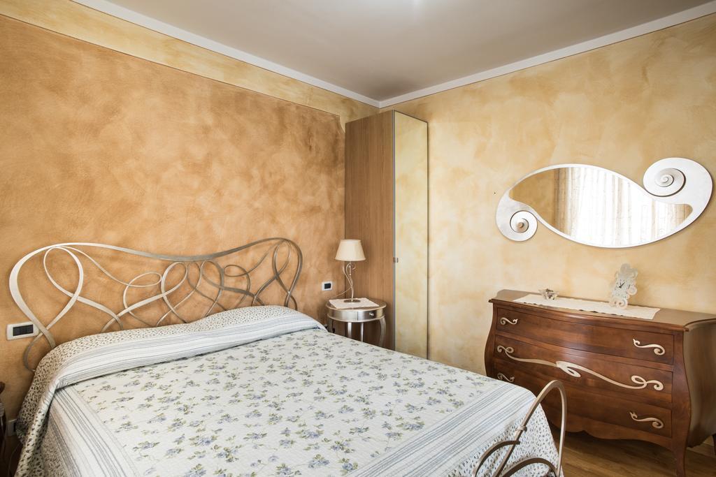 B&B La Petite Maison Puegnago Phòng bức ảnh